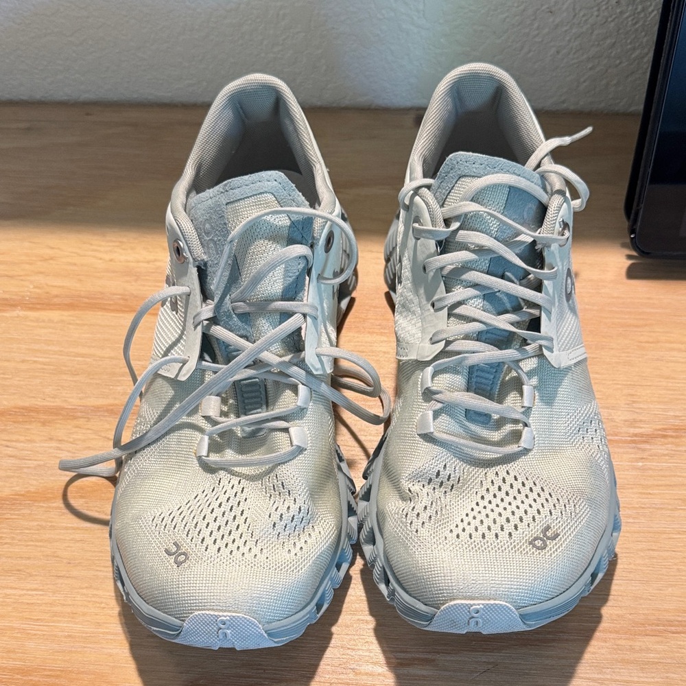 On Running Light Gray/White Mesh Running Shoes - Picture 2 of 8